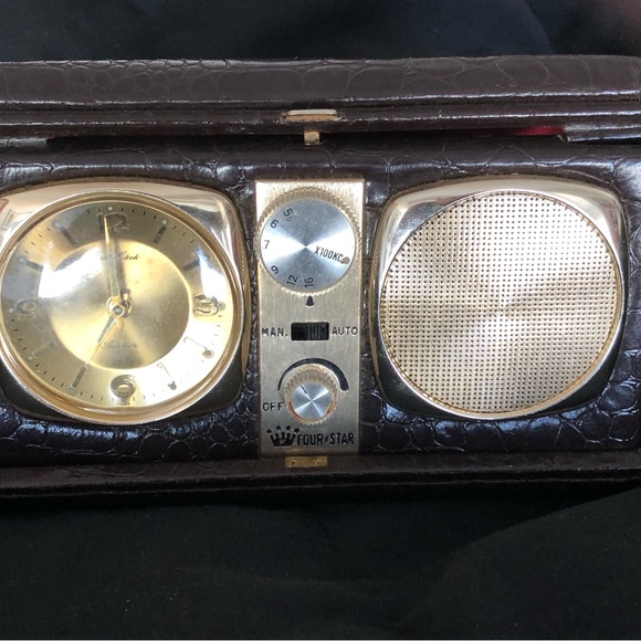 Four Star Accessories Vintage Leather Bound Travel Radioalarm Clock